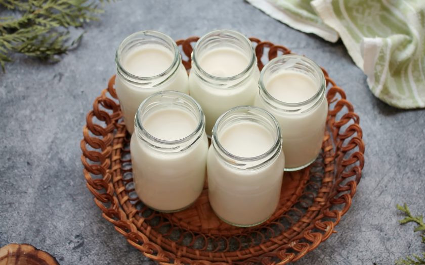 1. Этап. Обезжиренный ванильный йогурт: Разлейте йогурт по бутылочкам или баночками и накройте. Установите их в йогуртницу или в чашу мультиварки с теплой водой, чтобы она доходила чуть выше баночек. Установите режим 