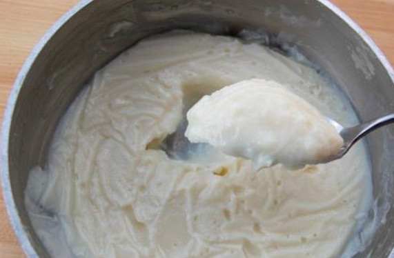 1. Этап. Молочный крем: Доведите массу до кипения и проварите, постоянно помешивая, 30 секунд. Затем дайте минут 10 остыть, затяните сотейник пищевой пленкой, дайте остыть еще 15 минут, затем поставьте в холодильник на час. После этого у крема будет такая консистенция, как на фото.