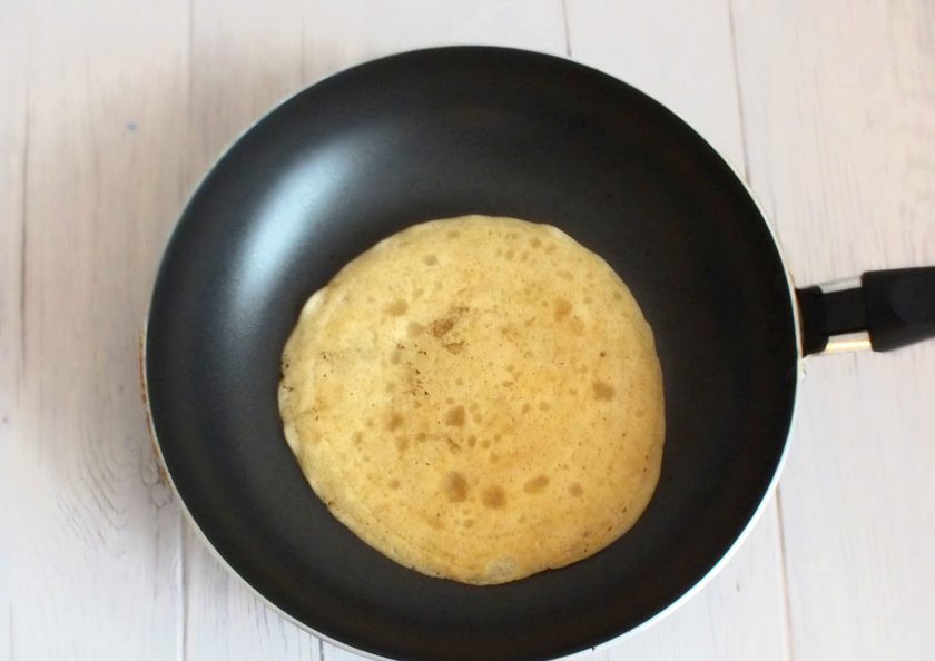 1. Этап. Блины на айране: Переверните блинчик и обжарьте вторую сторону. Заметного румянца блины не имеют, т.к. в тесте отсутствует сахар. Готовые блинчики получаются бледно-желтого цвета.
