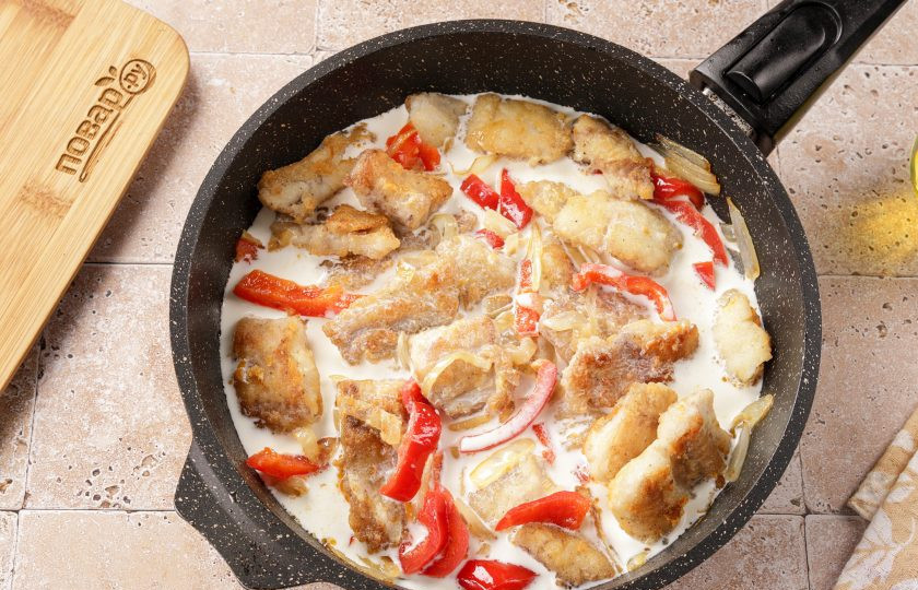 1. Этап. Минтай тушёный с перцем: Отрегулируйте на соль и тушите под крышкой на минимальном огне около 5 минут.