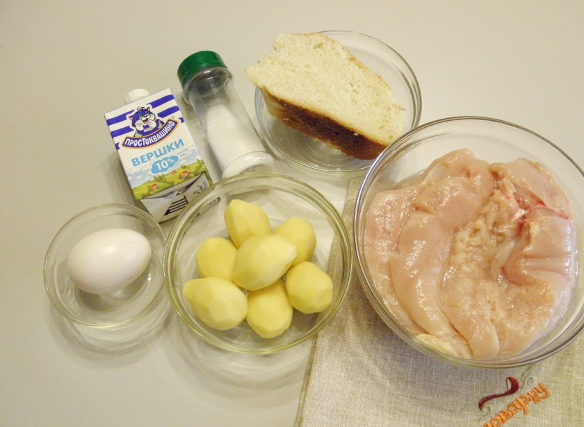 1. Этап. Куриное суфле для детей: Подготовьте продукты для суфле. Вымойте тщательно мясо, очистите картофель. Отрежьте кусочек белого хлеба.