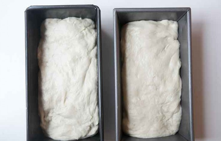 1. Этап. Хлеб из картофеля: 7. Возьмите две глубокие формы для выпекания размером, смажьте их оливковым маслом и вложите в них тесто, накройте формы пищевой пленкой и отставьте минимум на 45 минут.