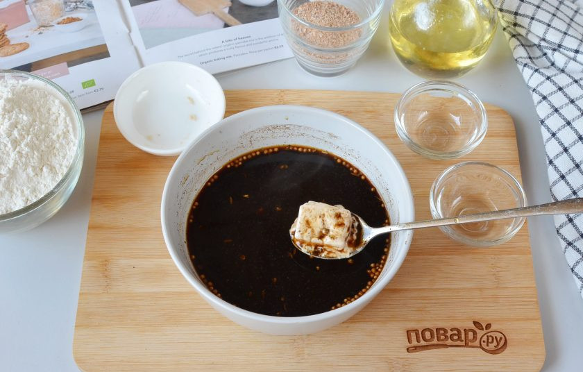 1. Этап. Рецепт хлеба с солодом: Добавьте соль, сахар, дрожжи, растворите.