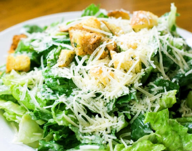 1. Этап. Салат Цезарь с огурцами: Добавить крутоны и огурцы. полить оставшимся соусом. Посыпать тертым пармезаном и подать на стол!