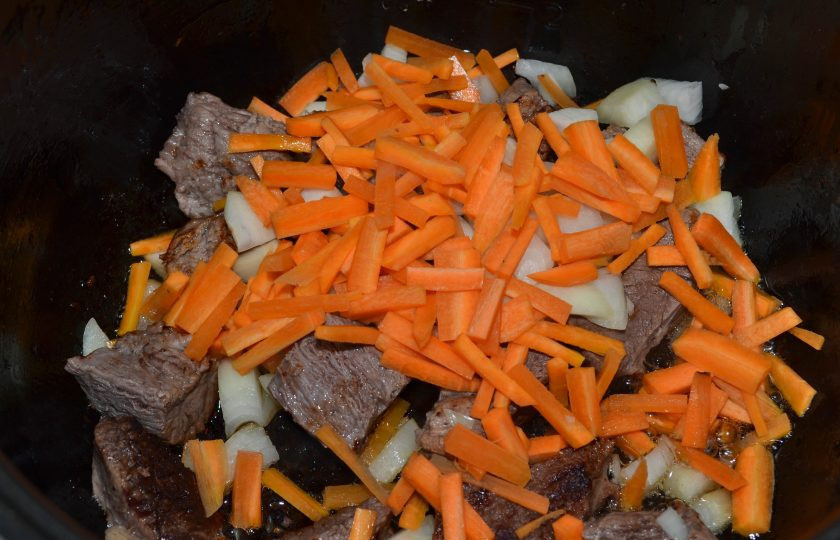 1. Этап. Булочки, фаршированные пловом: Все продукты подготовлены, можно начинать готовку. В чашу мультиварки влейте растительное масло и отправьте туда говядину. Включите режим «Жарка» на 15 минут и готовьте, пока из мяса не выделится большое количество сока. В это время посолите мясо, добавьте морковь и лук. Перемешайте и готовьте до окончания программы. Обычно 15 минут хватает, чтобы обжарить и мясо, и овощи.