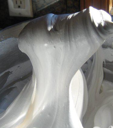 1. Этап. Печенье Паутинка: 4. Получившийся корж еще горячим равномерно смазать зефирным кремом и быстро охладить.