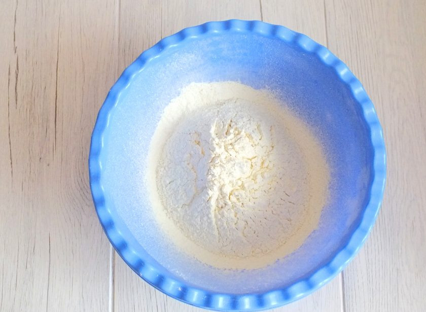 1. Этап. Блины на айране: Возьмите глубокую чашу и просейте в нее муку.