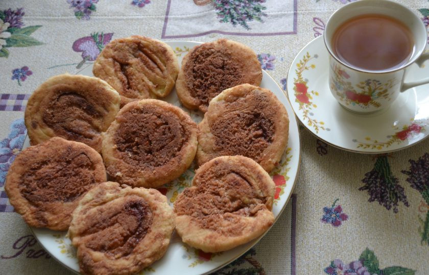 1. Этап. Печенье Арлетт: Получается слегка хрустящее печенье с приятной карамельной корочкой, с ароматом и вкусом корицы, на вид может быть и не очень красивое, но такое вкусное, наливайте чай-кофе и пробуйте, это вкусно!