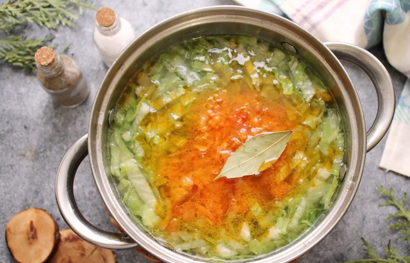 1. Этап. Щи из молодой капусты с курицей: Выложите зажарку в щи, добавьте лавровый лист.