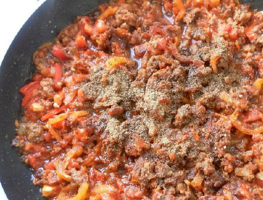 1. Этап. Паста с фаршем и помидорами: Добавляем томатную пасту и специи, тушим минут 15 при закрытой крышке.