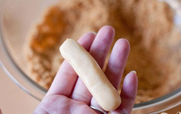 1. Этап. Палочки в чашечках с ванильным кремом: 2. Сделать посыпку. В кухонном комбайне измельчить крекеры. Перемешать с сахаром. Добавить топленое масло и перемешать, пока смесь не будет похожа на мокрый песок. Разогреть духовку до 160 градусов. Достать охлажденное тесто из холодильника и сформировать палочки, используя на одну палочку примерно 1 столовую ложку теста.