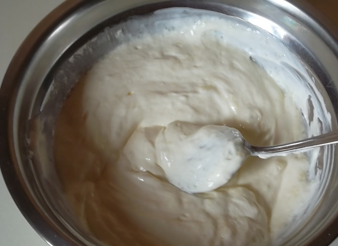 1. Этап. Пирог с луком и яйцами: 3. Сахар и соль размешайте со сметаной в глубокой мисочке.