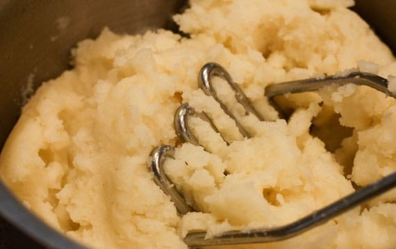 1. Этап. Начинка из картошки для пирожков: 2. Разомните картофель в пюре и добавьте 3 столовые ложки сливочного масла, посолите и перемешайте.