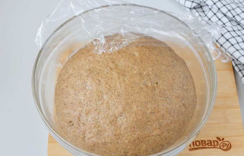 1. Этап. Рецепт хлеба с солодом: Спустя 1,5 часа тесто хорошо увеличится. При нажатии оно легко поддается и осаживается. Помесите тесто несколько минут, чтобы убрать из него максимально газ, образовавшийся в процессе подъема.