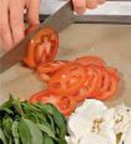 1. Этап. Пицца с помидорами и моцареллой: 2. Для начинки овощи промыть и обсушить. Измельчить базилик. Помидоры нарезать колечками. А моццареллу нарезать небольшими кусочками.