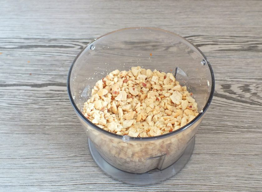 1. Этап. Печенье Ласточкино гнездо: Остывшие орехи крупно измельчите в блендере.