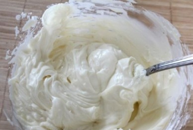 1. Этап. Чизкейк со сливочным сыром: Выкладываем сливочный сыр в миску, добавляем сахарную пудру и взбиваем. Если миксером, то на маленькой скорости.