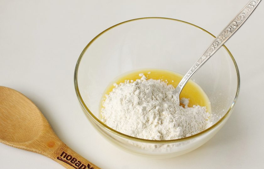 1. Этап. Песочное печенье на желтках: Добавьте соль и муку.