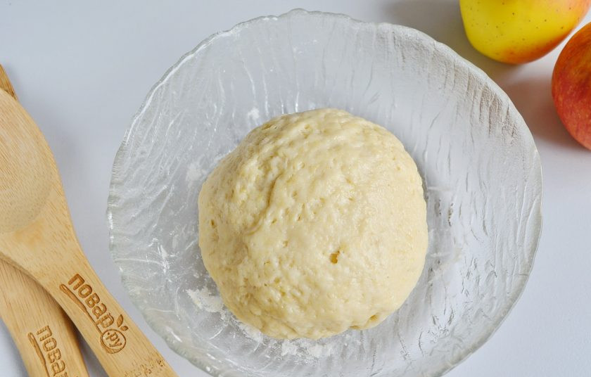 1. Этап. Воздушный творожный пирог с яблоками: Замесите мягкое пластичное тесто.
