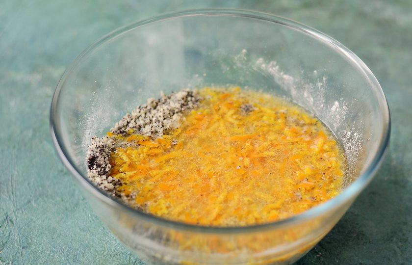 1. Этап. Постный пирог с маком и апельсином: Влейте растительное масло с апельсиновым соком и апельсиновой цедрой. Перемешайте до однородной консистенции.