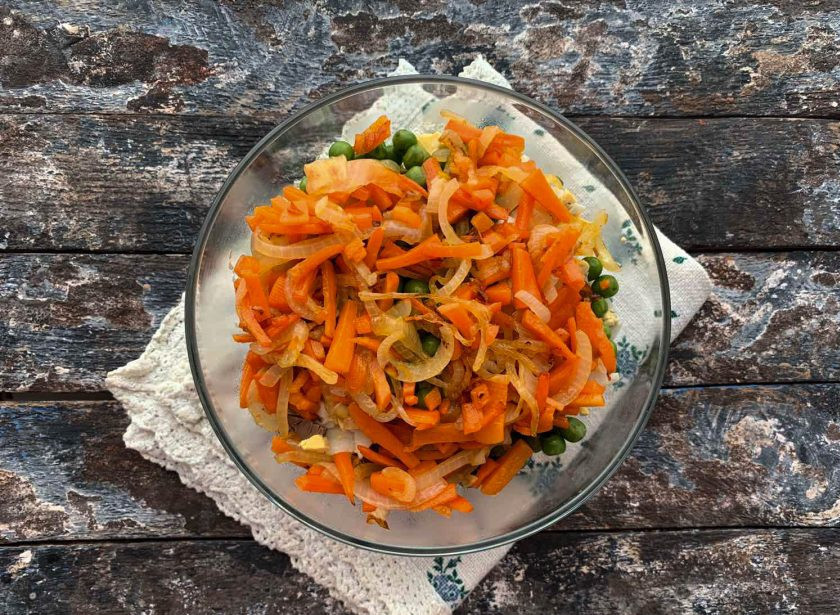 1. Этап. Салат с куриными сердечками и печенью: Добавьте обжаренные овощи к остальным ингредиентам.