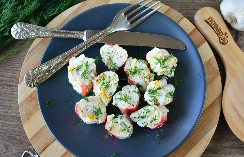 1. Этап. Крабовые палочки фаршированные творогом: Рулеты нарежьте крупными кусочками и подавайте закуску к столу. Приятного аппетита!