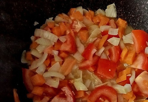 1. Этап. Гречневый суп с тушёнкой Походный: Далее добавим помидор, порезанный кубиком. Ещё пару минут притомим.