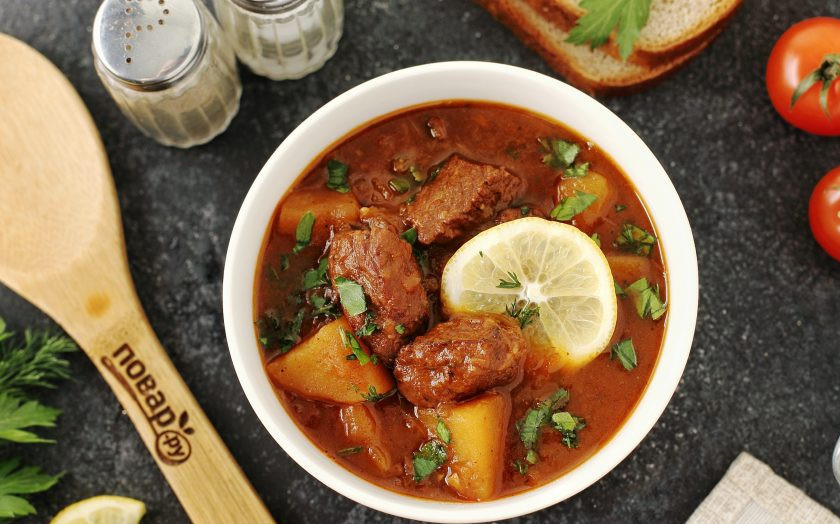 1. Этап. Суп гуляш по-тирольски: Через два часа суп гуляш по-тирольски будет готов. Подавайте его к столу со сметаной и зеленью, можно положить в тарелку кусочек лимона. Приятного аппетита!