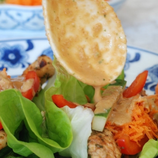 1. Этап. Закуска из курицы и свежих овощей: Собственно, все готово, и нам остается только собрать закуску воедино. Для этого берем лист салата, на него выкладываем кусочек курицы, рядом кладем немножко овощей, и заливаем все это дело ореховым соусом.