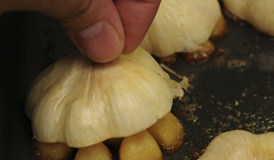 1. Этап. Французский чесночный суп: 3. Как только чеснок хорошо поджарится, аккуратно снимите кожуру.