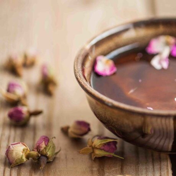 1. Этап. Гранатовый салат: 4. Розовую воду смешиваю с лимоном и сахарной пудрой. Поливаю полученной смесью салат, после чего сразу подаю его к столу.