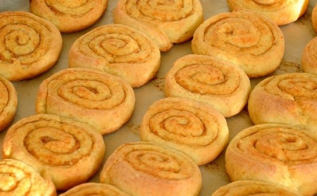 1. Этап. Творожные улитки: Отправляем противень в уже разогретую духовку на 20 минут. Или меньше, смотрите по своей духовке, но 