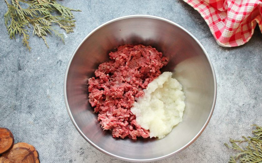 1. Этап. Котлеты из глухаря: Репчатый лук и чеснок почистите и сполосните. Мясо, чеснок и репчатый лук порежьте на кусочки, пропустите через мясорубку с мелкой решеткой.