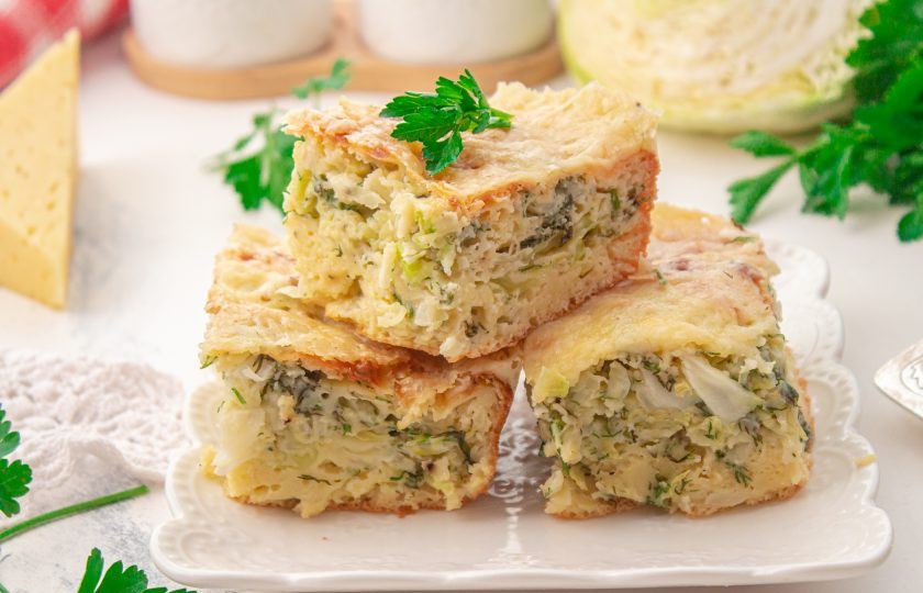 1. Этап. Заливной пирог с капустой и сыром: Достаньте пирог, дайте ему немного остыть в форме, а затем нарежьте на кусочки и подавайте к столу. Приятного аппетита!