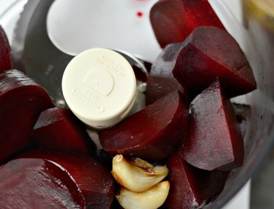 1. Этап. Свекольный хумус: 3. Выложите в блендер вместе с чесноком.