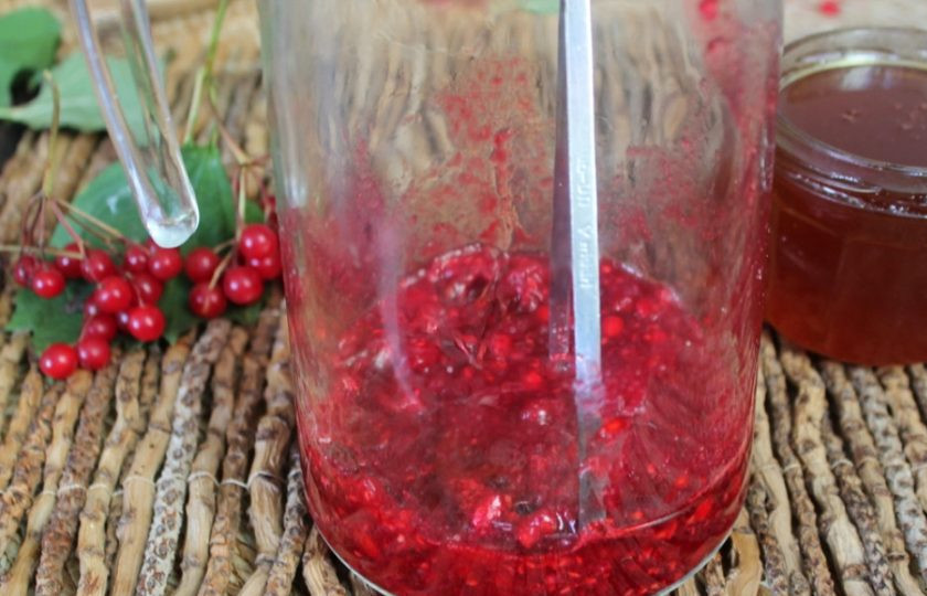 1. Этап. Морс из малины и калины: Толчем ягоды, чтобы выделился сок. Желательно раздавить все ягодки.