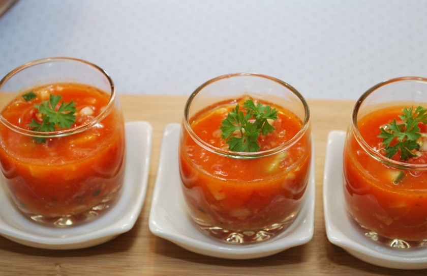 1. Этап. Гаспачо: 5. Добавьте к овощам томатный сок, специи, оливковое масло, хорошенько перемешайте. Охладите гаспачо в холодильнике или подайте в посуде с кубиками льда. Кстати, подавать гаспачо можно оригинально - в стакане или маленькой баночке. Украсьте порции зеленью. Гаспачо готов! Приятного аппетита!