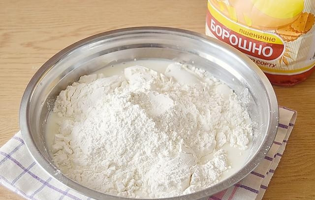 1. Этап. Пельмени куриные: Добавьте примерно половину муки и замесите вязкое тесто.