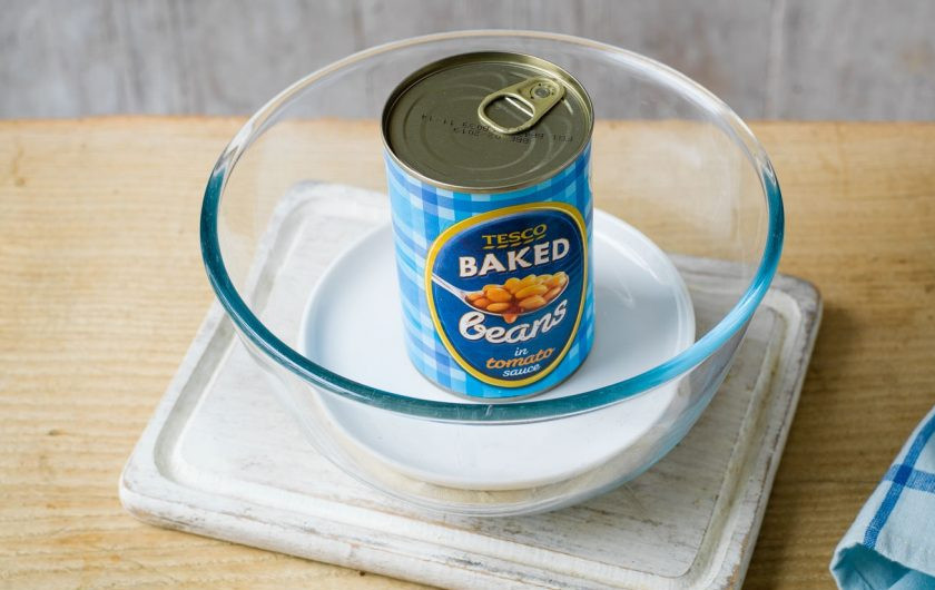 1. Этап. Веганский сыр из кешью: 5. Поставьте любую банку в качестве пресса. Поместите блюдо на 4 часа в холодильник, пока оно не приобретет вида сыра.