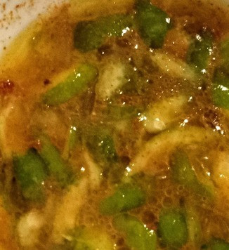 1. Этап. Салат из брокколи, фиников, орехов пекан: Для заправки в сосуде смешать перец чили, оливковое масло, имбирь, соль, сок и цедру двух лаймов.