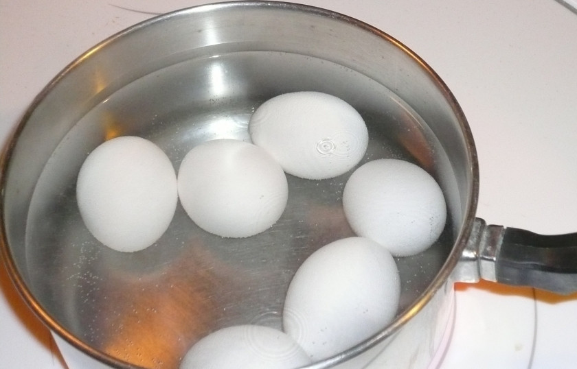 1. Этап. Яйца в форме сердечек: Сварите яйца вкрутую и остудите.