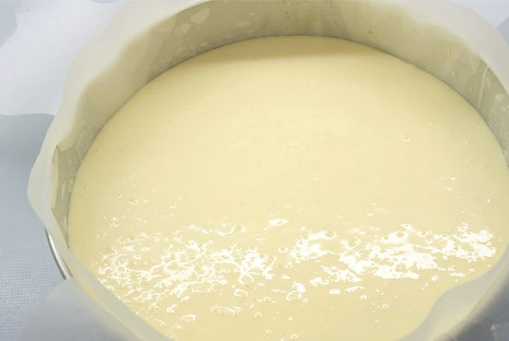 1. Этап. Чизкейк из печенья: Сливки слегка взобьем миксером, чтобы они стали пышными. Соединяем сливки с яйцами, затем с сыром. Выливаем массу в форму поверх печенья.