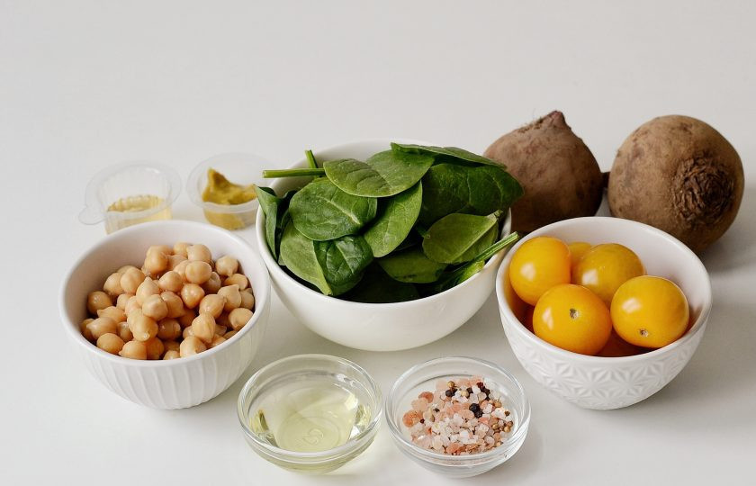 1. Этап. Салат из нута и свеклы: Подготовьте все ингредиенты.