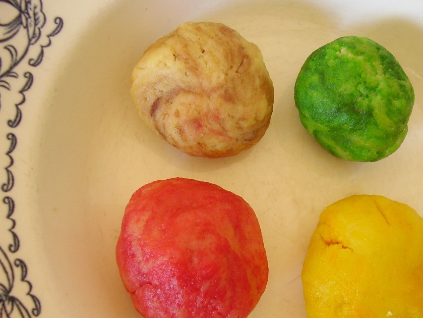 1. Этап. Торт Аквариум: 2. Тем временем делаем песочное тесто: полстакана муки смешиваем с разрыхлителем, добавляем 2 толовые ложки сахара и натертого на терке масла или маргарина. Делим тесто на 4 части, каждую из которой смешиваем с пищевым красителем различной формы.