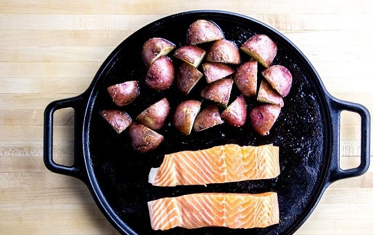 1. Этап. Красная рыба с картошкой в духовке: 4. Вымойте рыбу, обсушите. Уберите брокколи с формы (накройте фольгой, чтобы сохранить тепло) и выложите рыбу. Снова отправьте в духовку. Запекайте еще минут 15 до готовности.