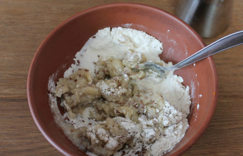 1. Этап. Постное галетное печенье: Масло с водой вливаем в сухую смесь и быстро все перемешиваем.