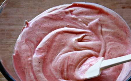 1. Этап. Тортик с клубникой: 4. Аккуратно перемешайте и уберите крем в холодильник.