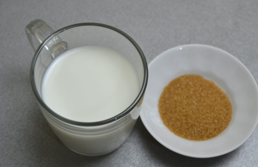 1. Этап. Кофе Масала: Всыпьте сахар в молоко и прогрейте.