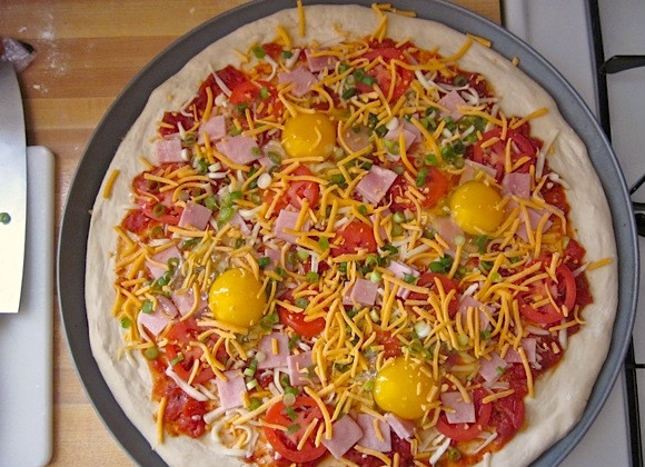 1. Этап. Пицца к завтраку: 6. Добавьте яйца и посыпьте второй половиной сыра.