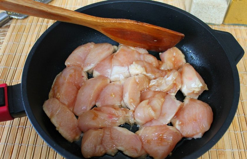 1. Этап. Куриная грудка по-восточному: Маринованную курятину выложите в сковороду с разогретым подсолнечным маслом и добавьте мед. Обжарьте на среднем огне, периодически перемешивая.
